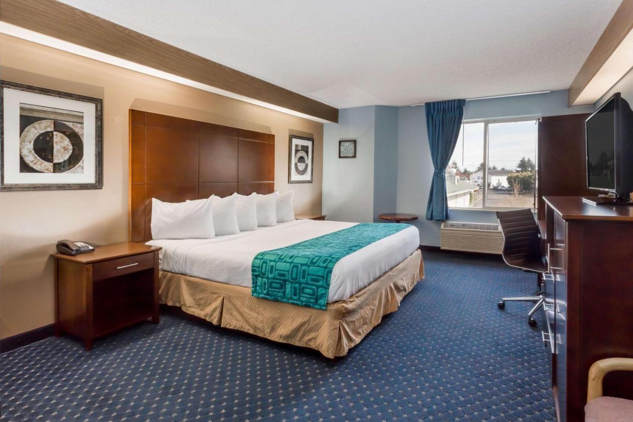 Howard Johnson By Wyndham Vancouver Hotel & Suites Esterno foto