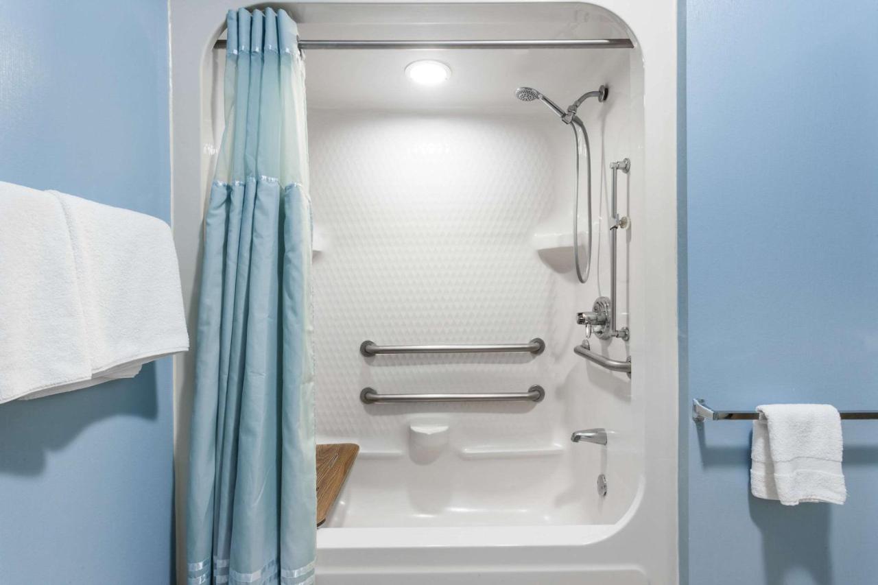 Howard Johnson By Wyndham Vancouver Hotel & Suites Esterno foto