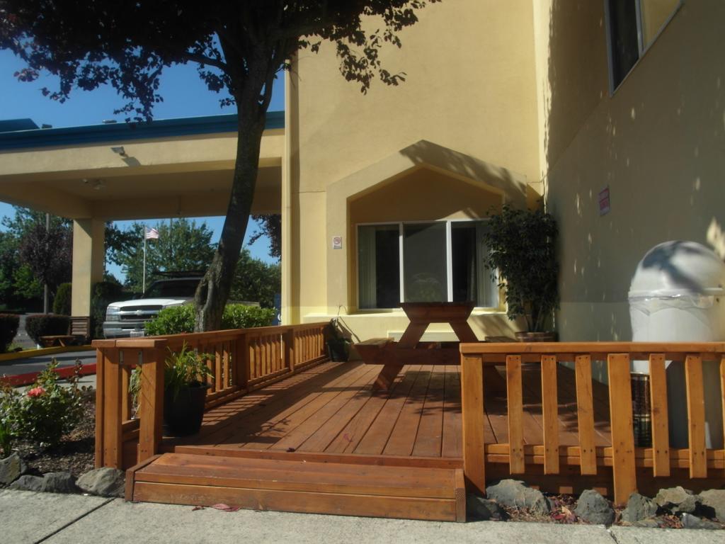 Howard Johnson By Wyndham Vancouver Hotel & Suites Esterno foto