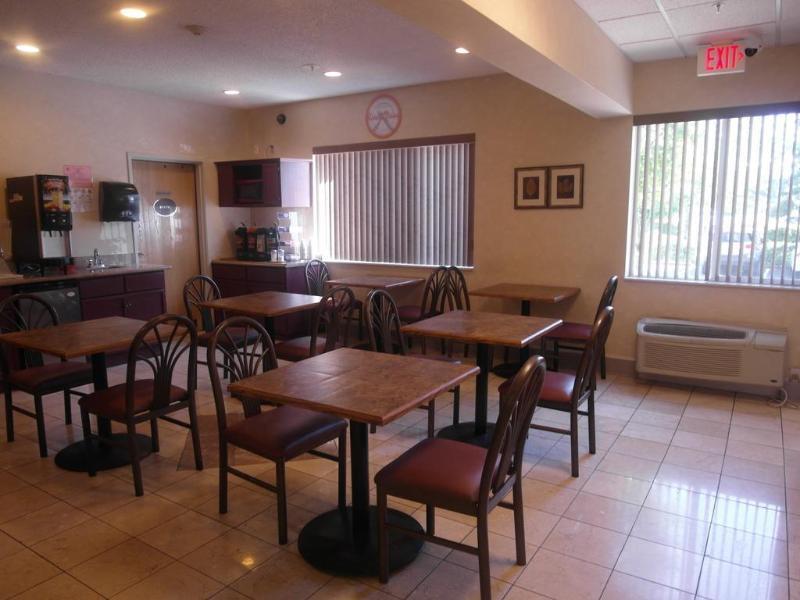 Howard Johnson By Wyndham Vancouver Hotel & Suites Esterno foto