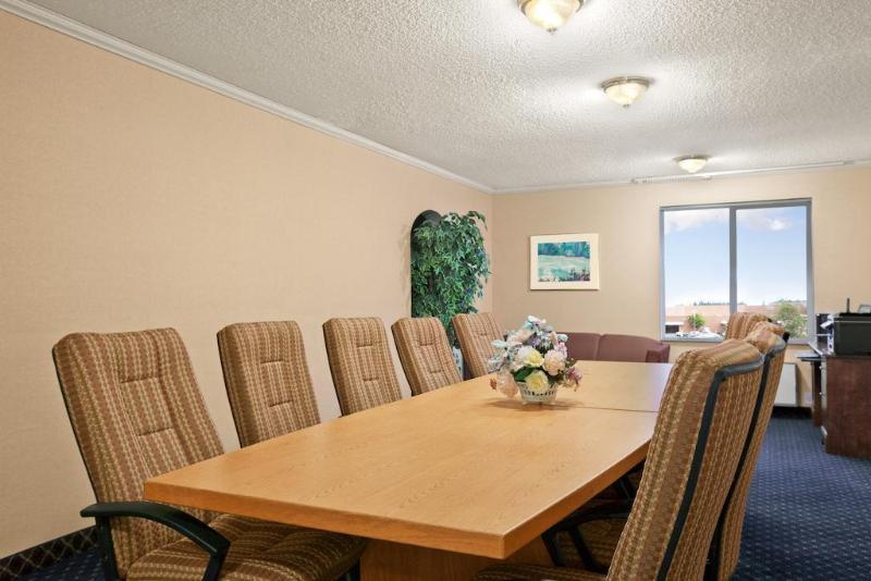 Howard Johnson By Wyndham Vancouver Hotel & Suites Esterno foto