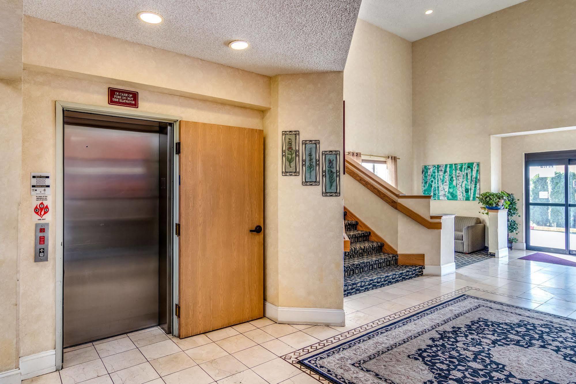 Howard Johnson By Wyndham Vancouver Hotel & Suites Esterno foto