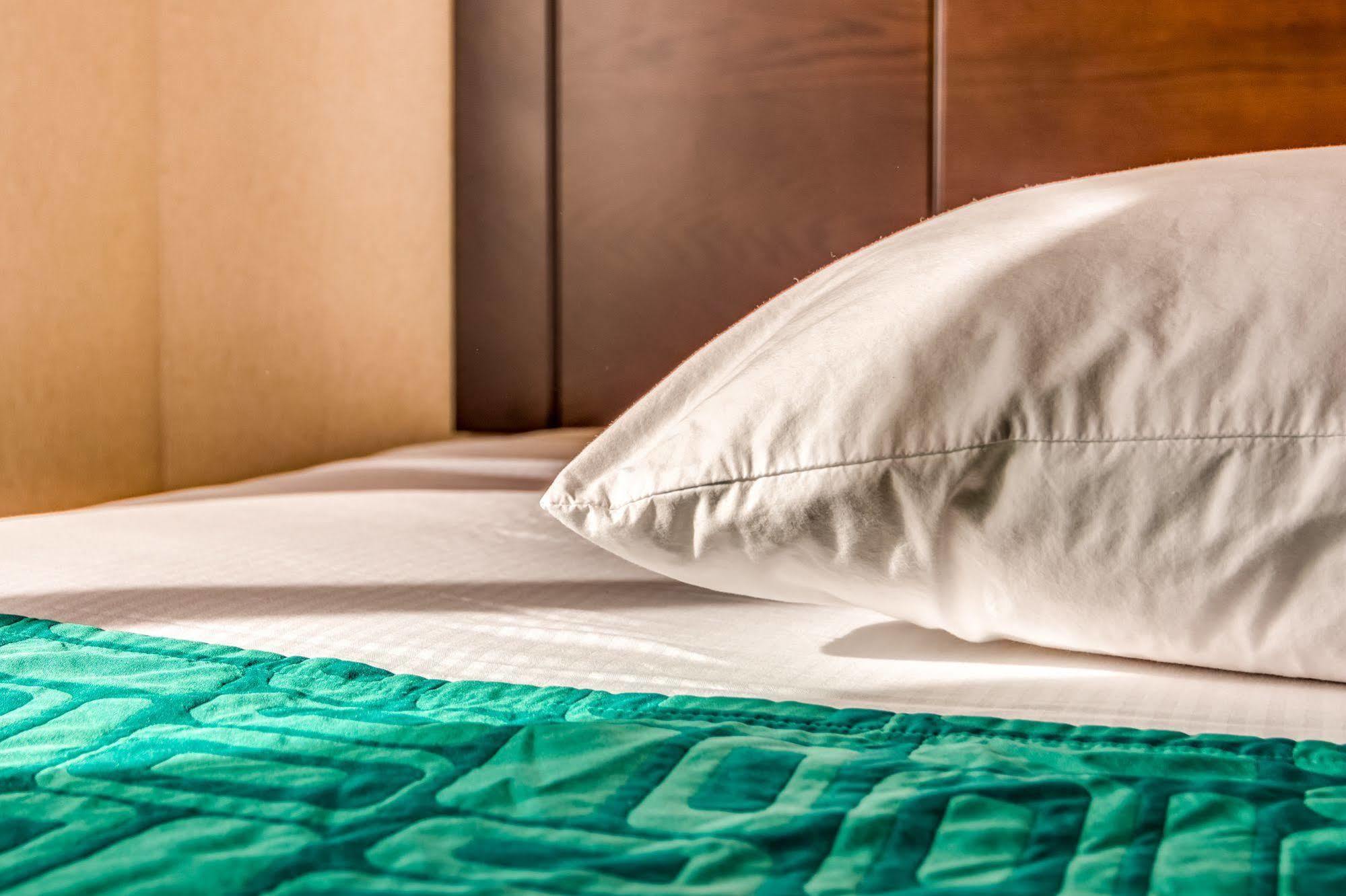 Howard Johnson By Wyndham Vancouver Hotel & Suites Esterno foto