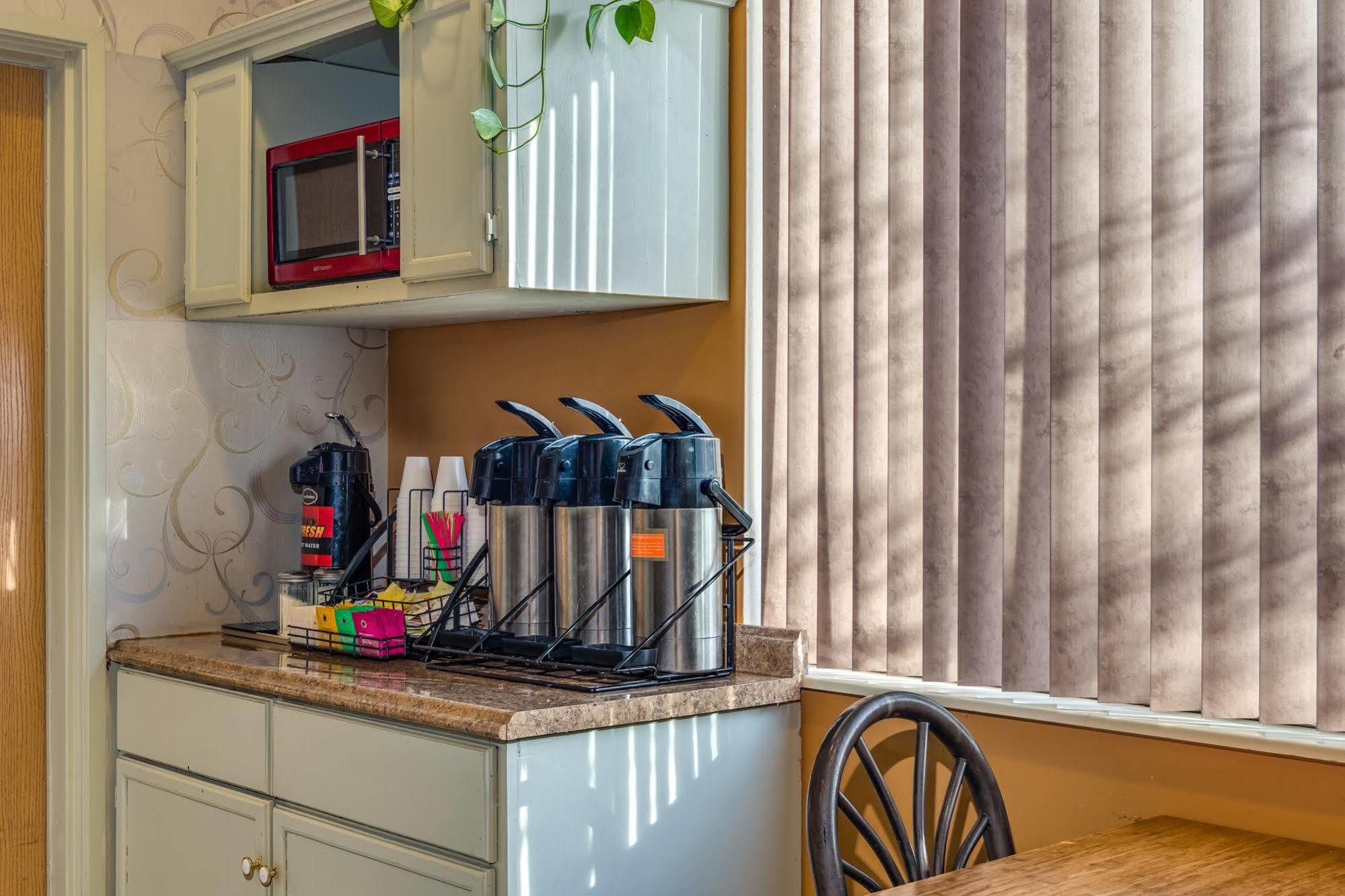 Howard Johnson By Wyndham Vancouver Hotel & Suites Esterno foto